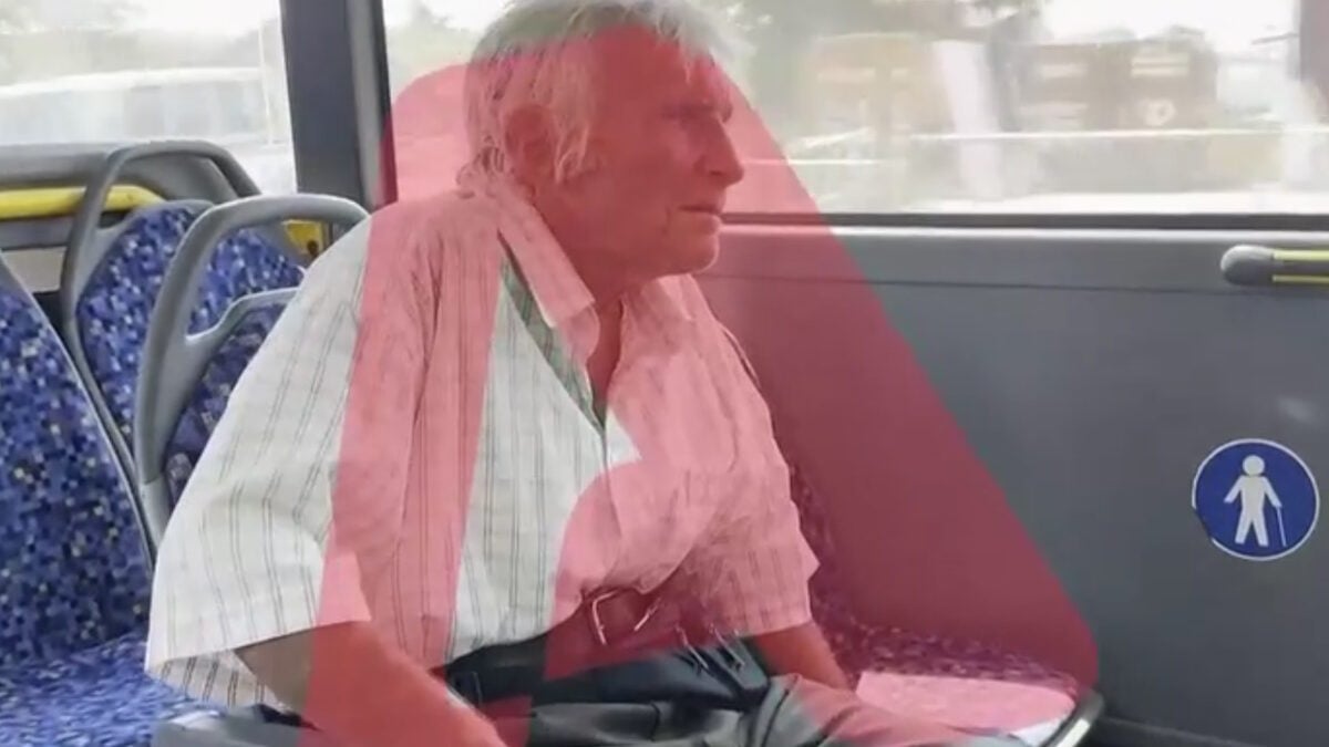 Μαρκόπουλο: Οδηγός λεωφορείου επιτέθηκε φραστικά σε ηλικιωμένο επιβάτη – «Θα στη στήσω και θα σε σακατέψω» 1 Μαρκόπουλο: Οδηγός λεωφορείου επιτέθηκε φραστικά σε ηλικιωμένο επιβάτη – «Θα στη στήσω και θα σε σακατέψω»