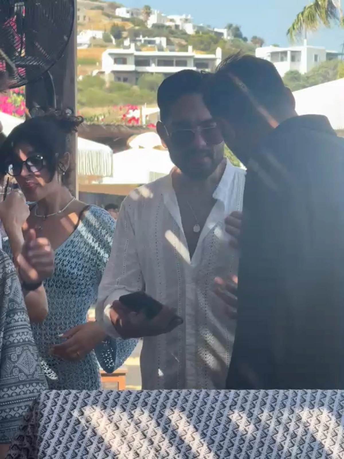 Χρήστος Μάστορας – Μελίνα Νικολαΐδη: Φωτογραφίες από την Πάρο και τυχαία συνάντηση ή κάτι περισσότερο; 12 Χρήστος Μάστορας