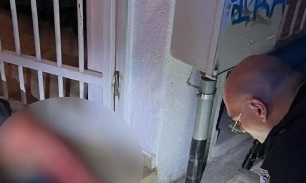 Θεσσαλονίκη: Ελεύθερη η 25χρονη που μαχαιρώθηκε από 31χρονο – «Μου επιτέθηκε με δύο μαχαίρια» στην απολογία της