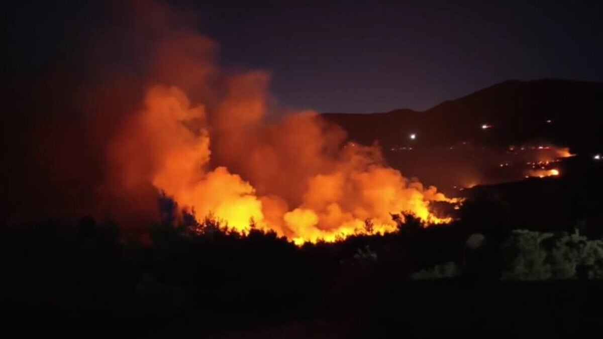 Φωτιά στα Μέγαρα: Νύχτα αγωνίας για Κανδήλι, Κρύο Πηγάδι, Άγιο Νεκτάριο και Λούμπα Βιλίων – Αντιπυρικές ζώνες και 112 για εκκενώσεις 4 περιοχών 1 Φωτιά στα Μέγαρα: Νύχτα αγωνίας για Κανδήλι, Κρύο Πηγάδι, Άγιο Νεκτάριο και Λούμπα Βιλίων – Αντιπυρικές ζώνες και 112 για εκκενώσεις 4 περιοχών
