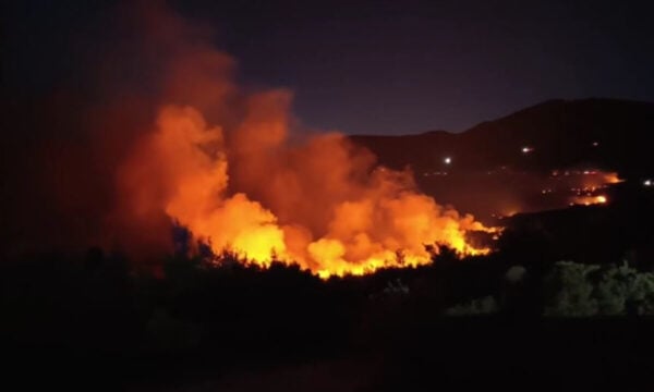 Φωτιά στα Μέγαρα: Νύχτα αγωνίας για Κανδήλι, Κρύο Πηγάδι, Άγιο Νεκτάριο και Λούμπα Βιλίων – Αντιπυρικές ζώνες και 112 για εκκενώσεις 4 περιοχών
