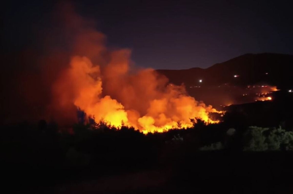 Φωτιά στα Μέγαρα: Νύχτα αγωνίας για Κανδήλι, Κρύο Πηγάδι, Άγιο Νεκτάριο και Λούμπα Βιλίων – Αντιπυρικές ζώνες και 112 για εκκενώσεις 4 περιοχών