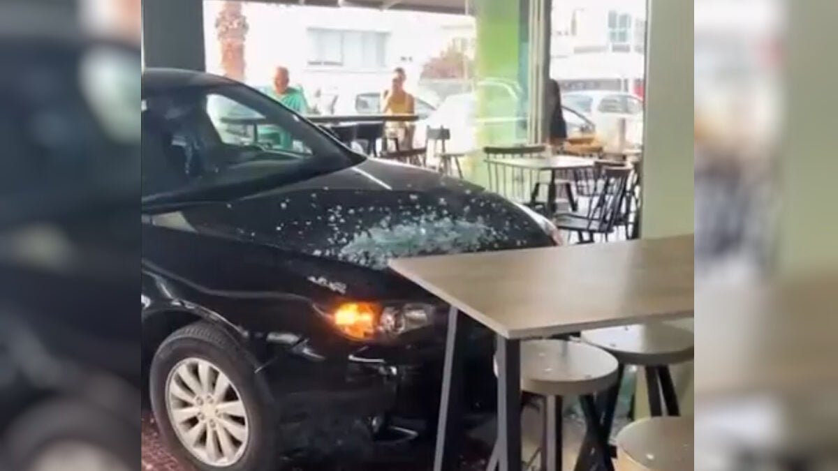 Μεσσήνη: Αυτοκίνητο κατέληξε ανάμεσα στα τραπέζια σε μαγαζί 1 Μεσσήνη: Αυτοκίνητο κατέληξε ανάμεσα στα τραπέζια σε μαγαζί