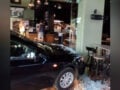 Μεσσήνη: Αυτοκίνητο «μπούκαρε» σε κατάστημα και σταμάτησε ανάμεσα στα τραπέζια – Δείτε βίντεο