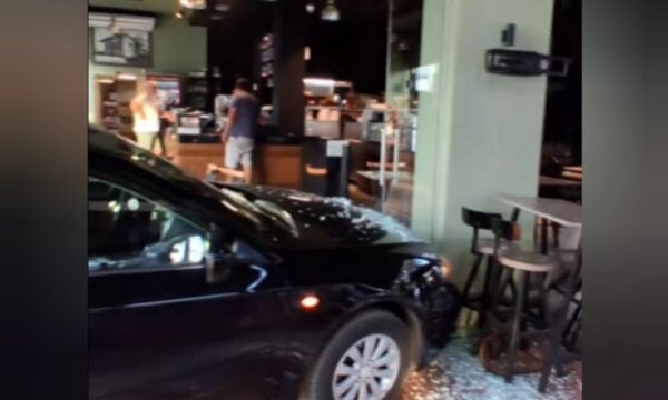 Μεσσήνη: Αυτοκίνητο μπήκε σε κατάστημα και σταμάτησε ανάμεσα στα τραπέζια – βίντεο