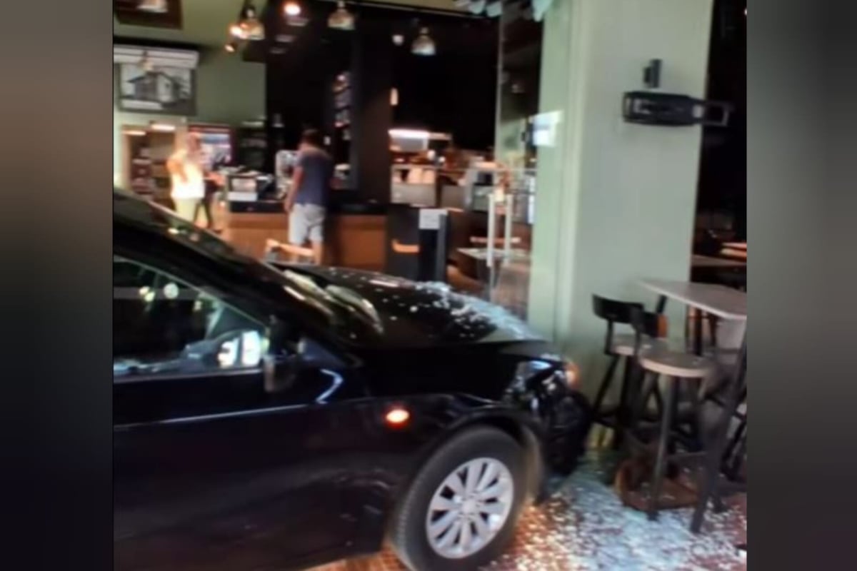 Μεσσήνη: Αυτοκίνητο μπήκε σε κατάστημα και σταμάτησε ανάμεσα στα τραπέζια – βίντεο