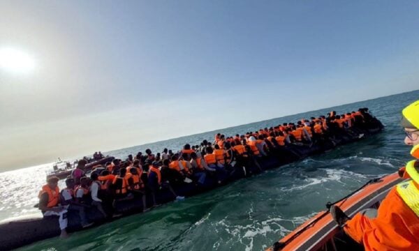 Βρετανία: Ρεκόρ 230 μετανάστες σε μικρό σκάφος στη Μάγχη – Έφτασαν στις ακτές τα ξημερώματα