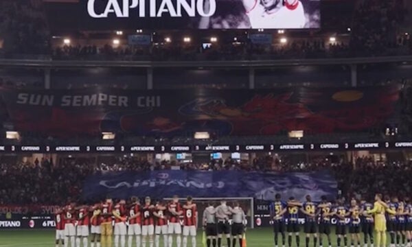 Ενός λεπτού σιγή για τον Φράνκο Μπαρέζι στο Μίλαν – Ίντερ, οι παίκτες των αιώνιων αντιπάλων στάθηκαν μπροστά από τη φανέλα με το Νο6