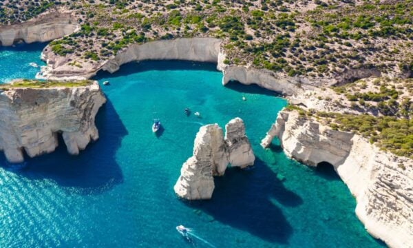 Αυστραλή τραυματίστηκε μέτα από αποκόλληση βράχων στο Κλέφτικο της Μήλου