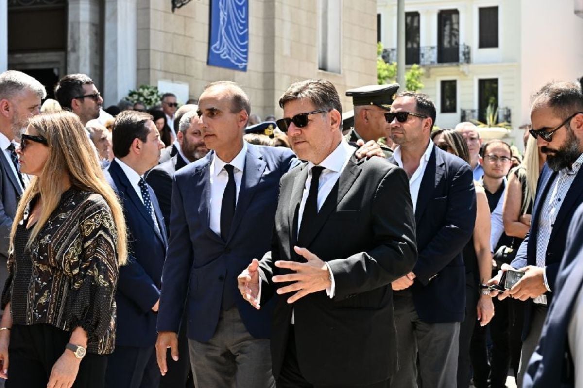 Μιλτιάδης Βαρβιτσιώτης στην κηδεία του πατέρα του: «Tώρα δεν ανήκεις, πλέον, μόνο σε εμάς – Ανήκεις στην ιστορία» 7 Μιλτιάδης Βαρβιτσιώτης στην κηδεία του πατέρα του