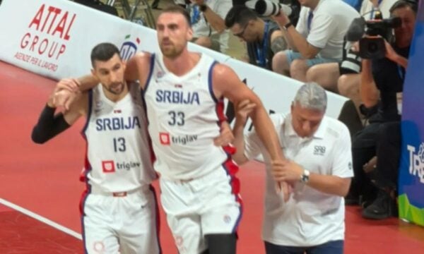 Αγωνία για Νίκολα Μιλουτίνοφ: Τραυματίστηκε και έφυγε υποβασταζόμενος από το Ιταλία – Σερβία