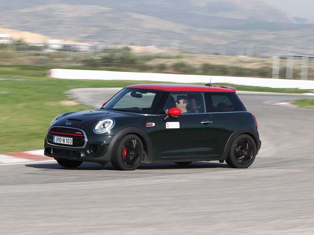 MINI: 25 χρόνια σερί με κεφαλαία 19 MINI JCW Μέγαρα