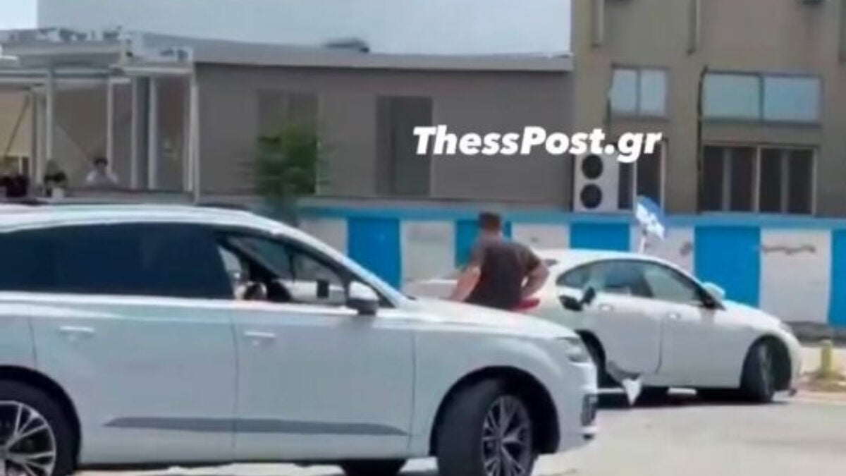 Καταδίωξη στη Θεσσαλονίκη: Εμβόλισαν αυτοκίνητο στη μέση του δρόμου – Ντελιβεράδες φώναζαν στον οδηγό «μην κάνεις μ@@@» 1 Καταδίωξη στη Θεσσαλονίκη: Εμβόλισαν αυτοκίνητο στη μέση του δρόμου – Ντελιβεράδες φώναζαν στον οδηγό «μην κάνεις μ@@@»