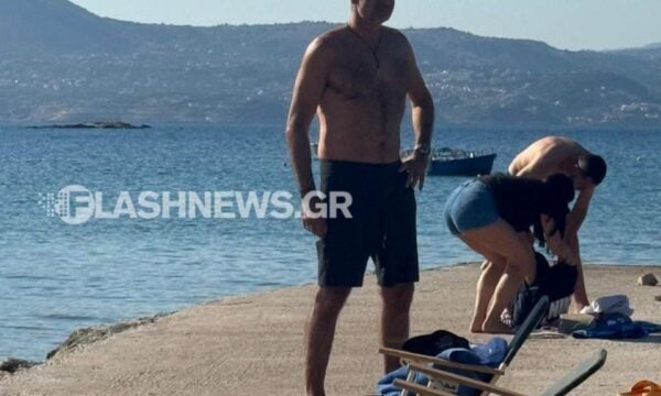 Μητσοτάκης: Πρωινή βουτιά στο Μαράθι Χανίων μετά το ατύχημα με το ποδήλατο