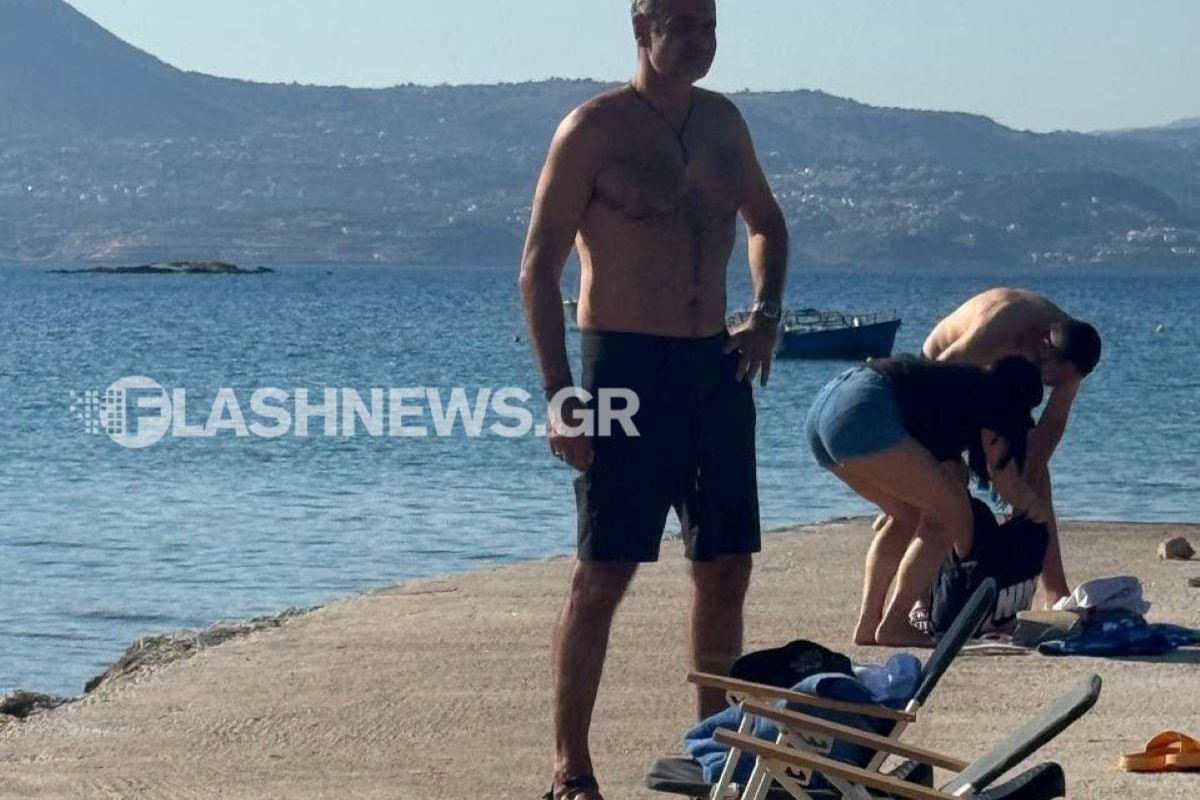 Μητσοτάκης: Πρωινή βουτιά στο Μαράθι Χανίων μετά το ατύχημα με το ποδήλατο