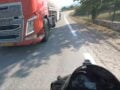 Οδηγός βυτιοφόρου κάνει προσπέραση πάνω σε στροφή – Από τύχη γλίτωσε μηχανή τη μετωπική, βίντεο