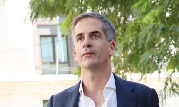 Κώστας Μπακογιάννης: Η σπάνια φωτογραφία με τον 19χρονο Παύλο να παίζουν τάβλι
