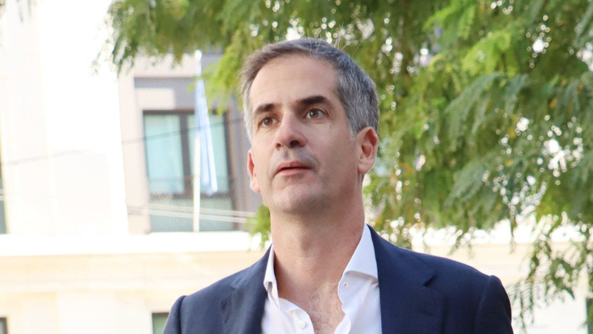 Κώστας Μπακογιάννης: Η σπάνια φωτογραφία με τον 19χρονο Παύλο να παίζουν τάβλι