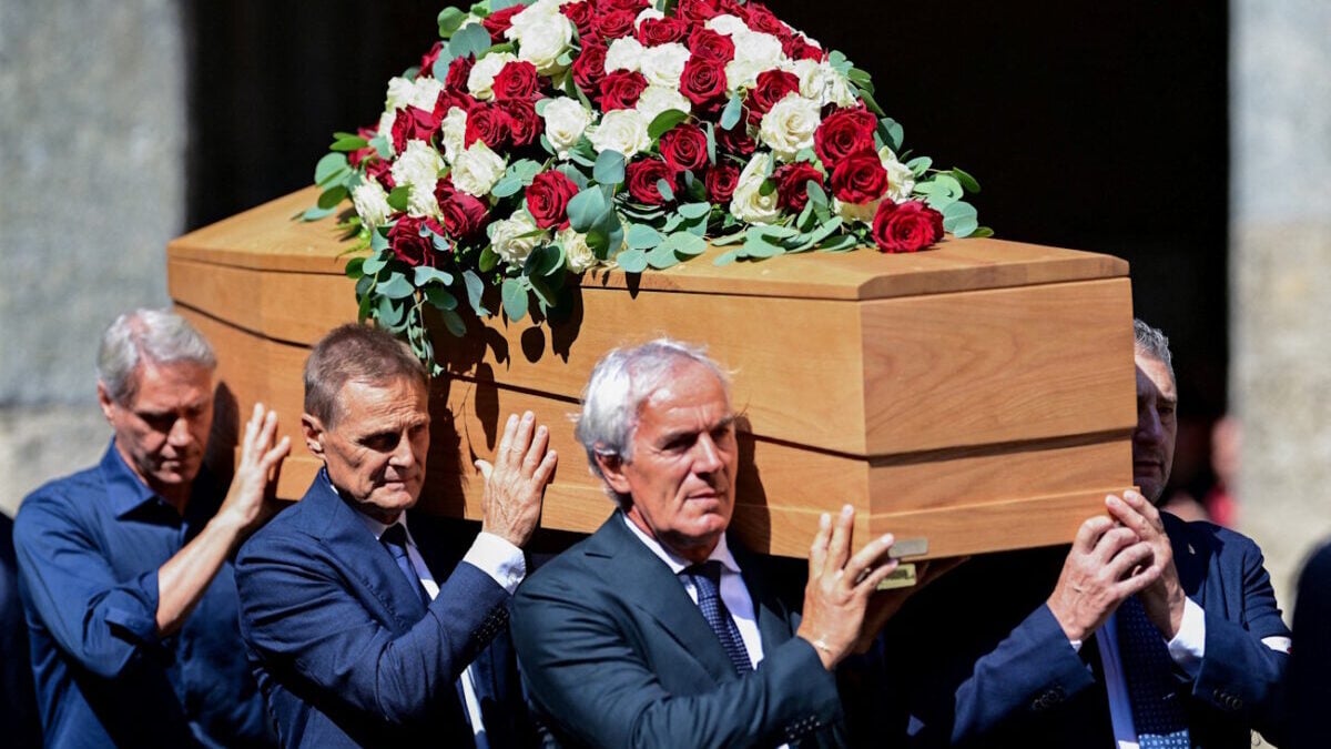 Φράνκο Μπαρέζι: Η Μίλαν και η Ιταλία αποχαιρέτησαν τον αρχηγό – Φαν Μπάστεν και Κοστακούρτα κουβάλησαν το φέρετρό του 9 Φράνκο Μπαρέζι: Η Μίλαν και η Ιταλία αποχαιρέτησαν τον αρχηγό – Φαν Μπάστεν και Κοστακούρτα κουβάλησαν το φέρετρό του