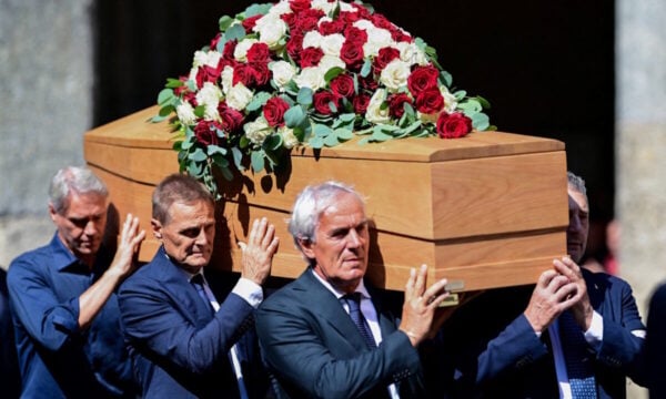 Φράνκο Μπαρέζι: Η Μίλαν και η Ιταλία αποχαιρέτησαν τον αρχηγό – Φαν Μπάστεν και Κοστακούρτα κουβάλησαν το φέρετρό του