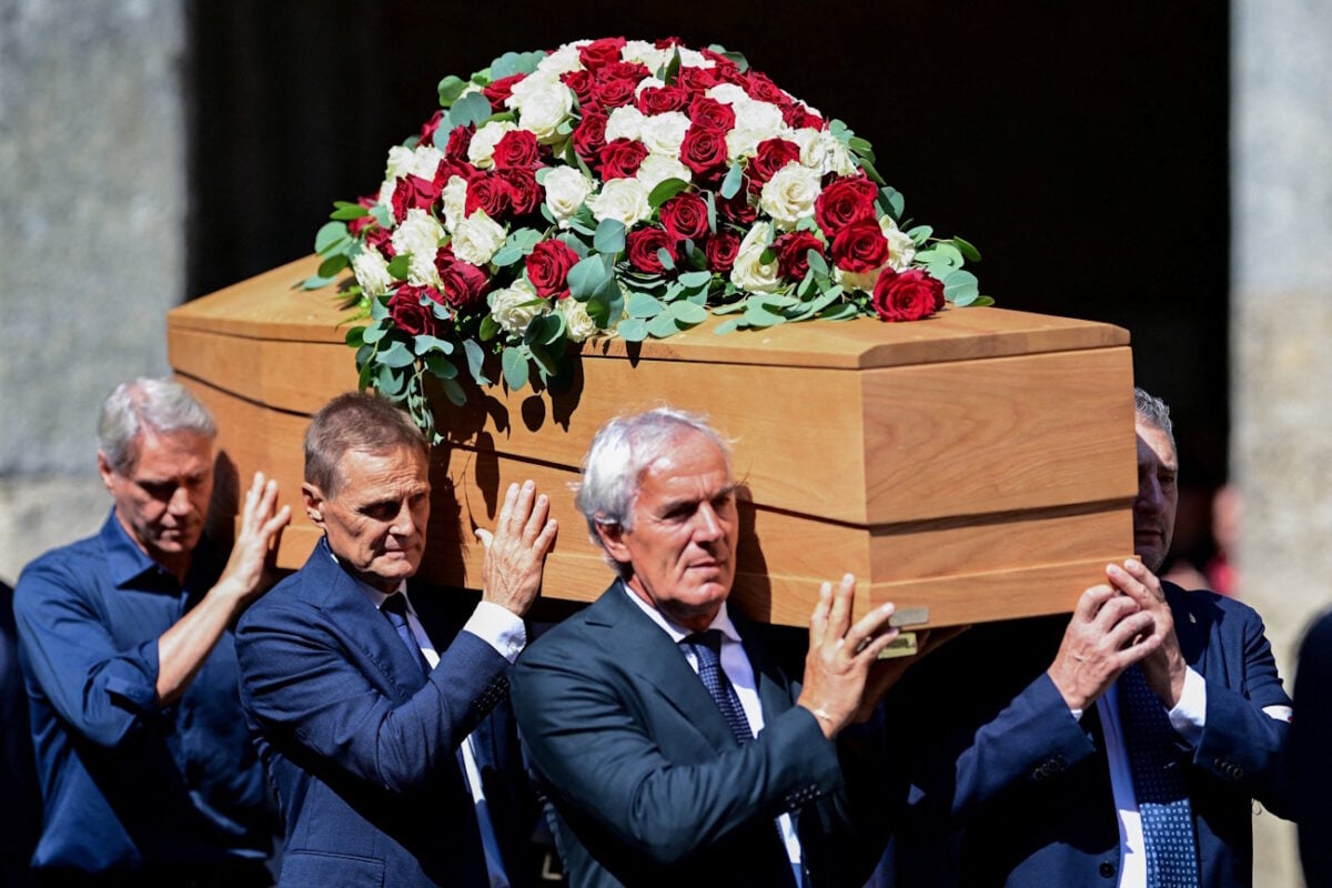 Φράνκο Μπαρέζι: Η Μίλαν και η Ιταλία αποχαιρέτησαν τον αρχηγό – Φαν Μπάστεν και Κοστακούρτα κουβάλησαν το φέρετρό του