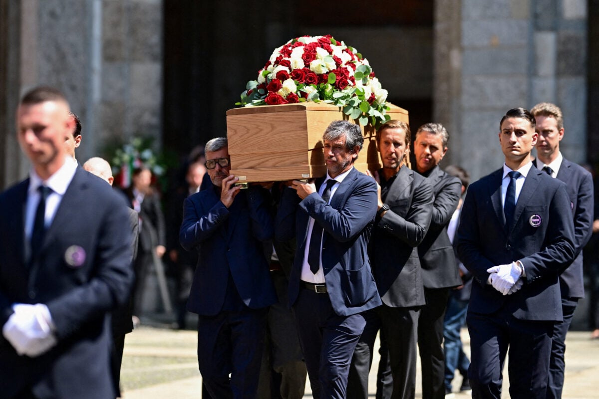 Φράνκο Μπαρέζι: Η Μίλαν και η Ιταλία αποχαιρέτησαν τον αρχηγό – Φαν Μπάστεν και Κοστακούρτα κουβάλησαν το φέρετρό του 21 Φράνκο Μπαρέζι: Η Μίλαν και η Ιταλία αποχαιρέτησαν τον αρχηγό – Φαν Μπάστεν και Κοστακούρτα κουβάλησαν το φέρετρό του