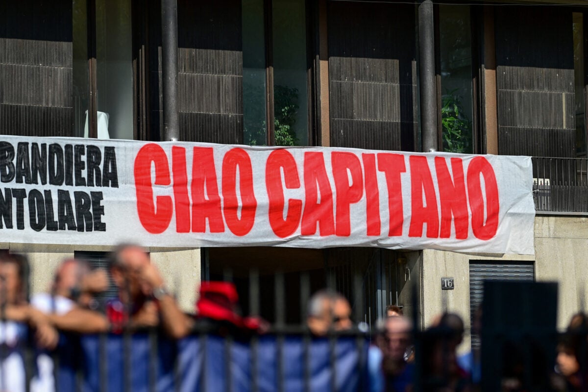 Φράνκο Μπαρέζι: Η Μίλαν και η Ιταλία αποχαιρέτησαν τον αρχηγό – Φαν Μπάστεν και Κοστακούρτα κουβάλησαν το φέρετρό του 15 Φράνκο Μπαρέζι: Η Μίλαν και η Ιταλία αποχαιρέτησαν τον αρχηγό – Φαν Μπάστεν και Κοστακούρτα κουβάλησαν το φέρετρό του