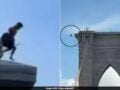 Βίντεο: Άνδρας πήδηξε γυμνός από τη Γέφυρα του Μπρούκλιν αφού είχε αναρτήσει σημαίες διαφόρων χωρών