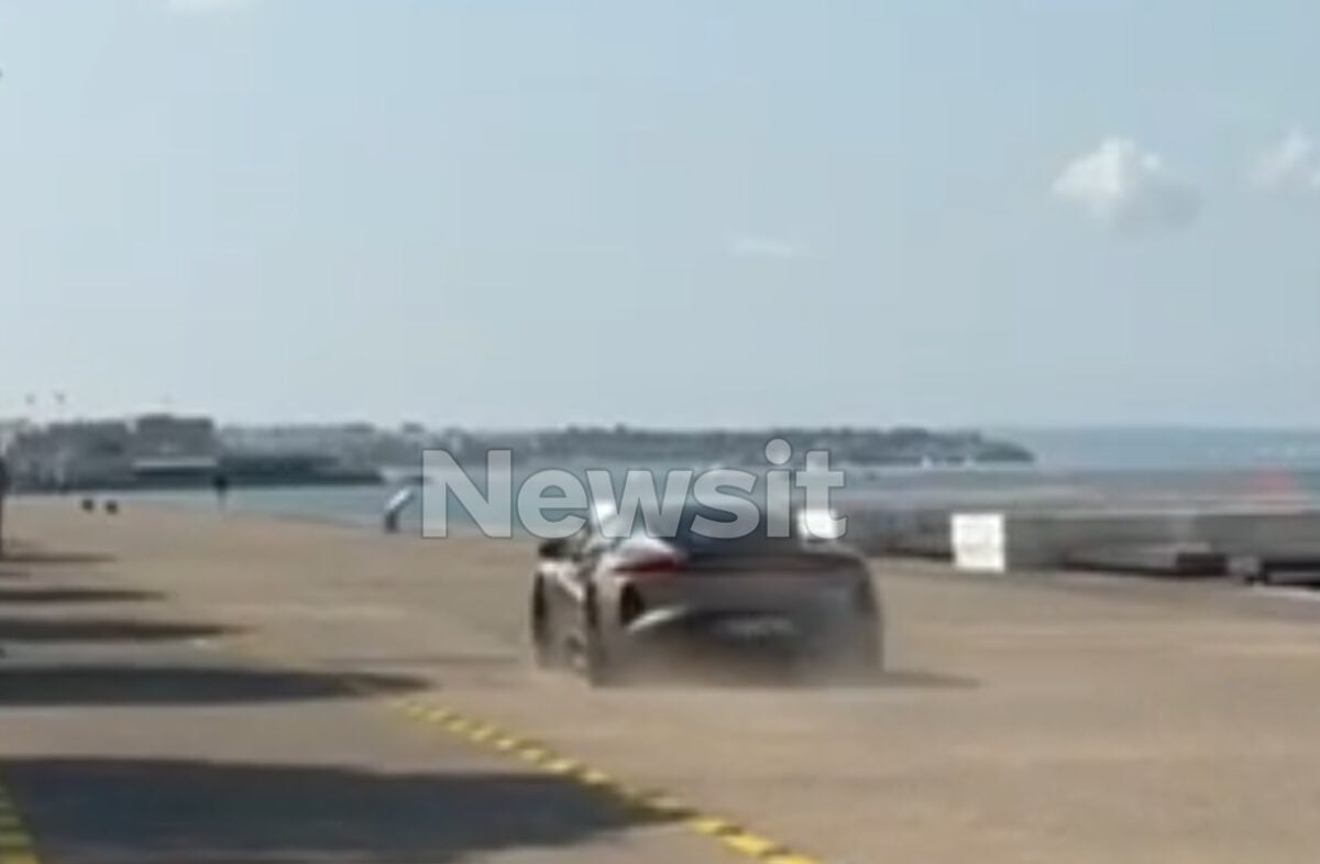 Θεσσαλονίκη: Ασυνείδητοι οδηγοί έτρεχαν παράνομα με σπορ αυτοκίνητα στη Νέα Παραλία – Η αντίδραση του Δήμου