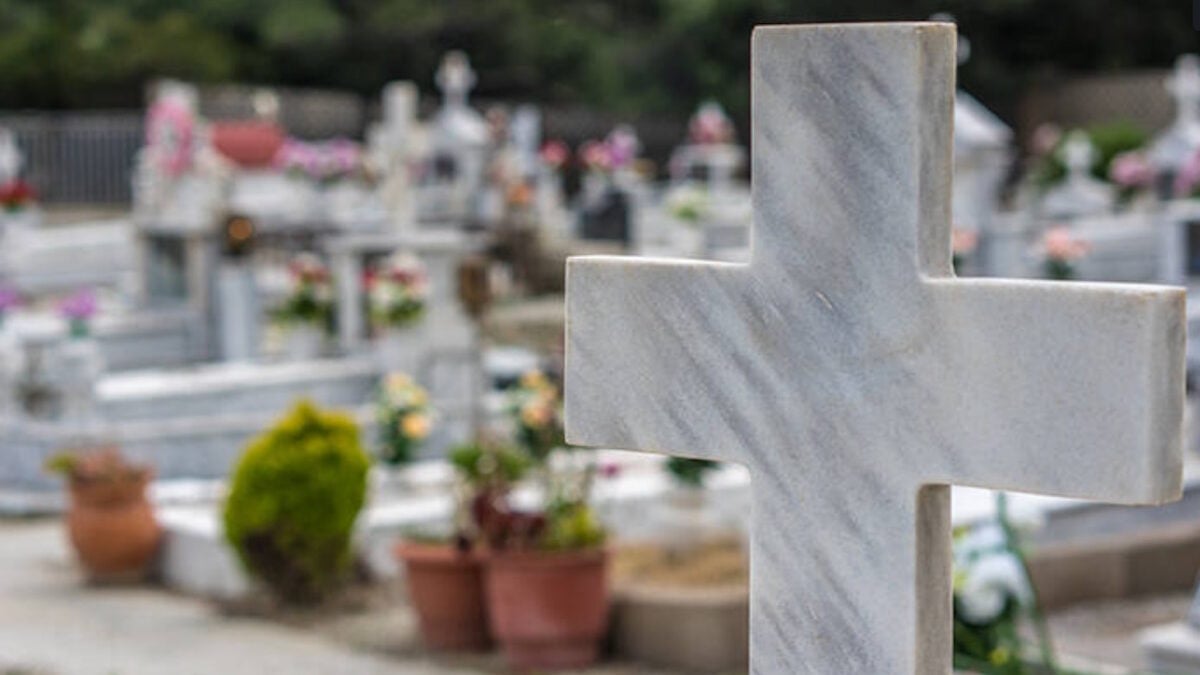 Λαμία: Μάνα σε νεκροταφείο νόμιζε ότι έκλεψαν τη σορό του γιου της 1 Λαμία: Μάνα σε νεκροταφείο νόμιζε ότι έκλεψαν τη σορό του γιου της