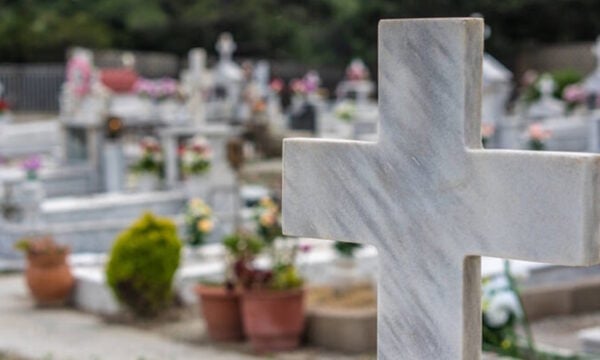 Λαμία: Μάνα σε νεκροταφείο νόμιζε ότι έκλεψαν τη σορό του γιου της