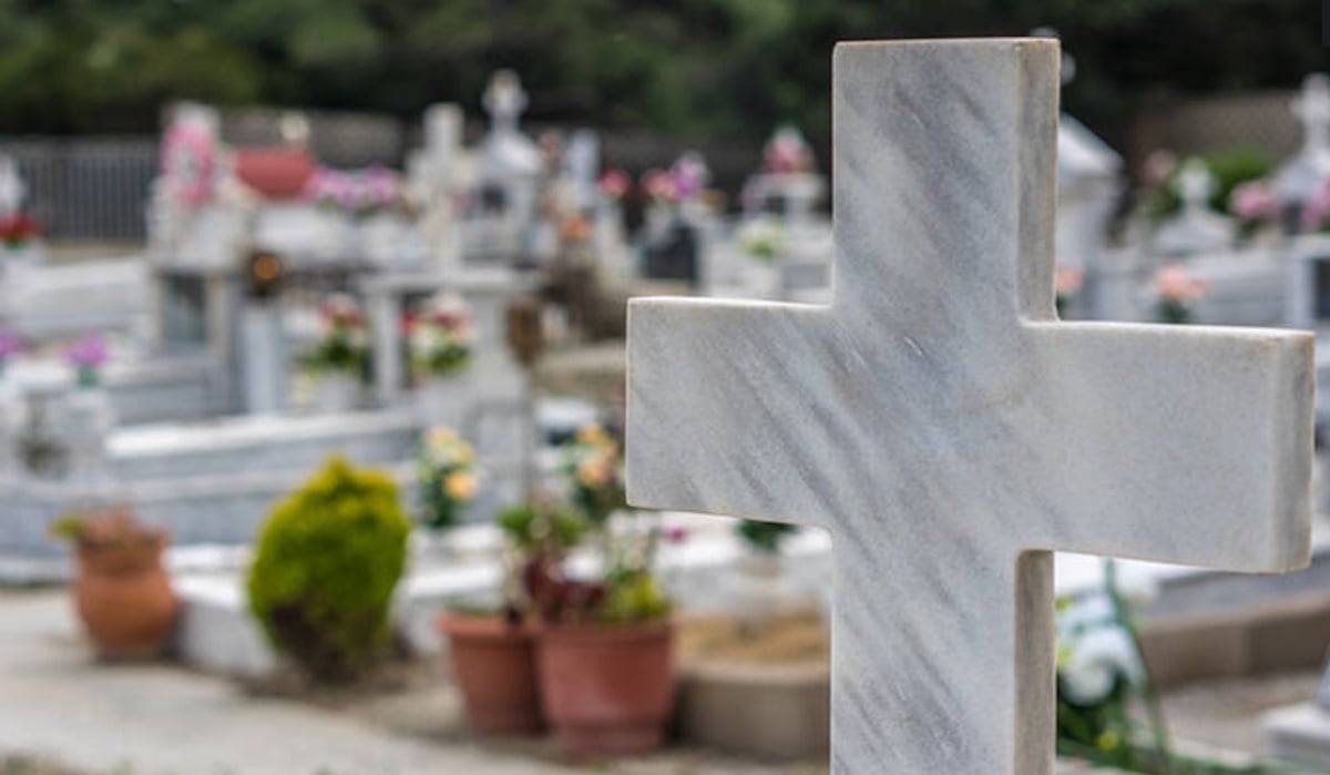 Λαμία: Μάνα σε νεκροταφείο νόμιζε ότι έκλεψαν τη σορό του γιου της