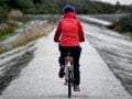 ΒΙΝΤΕΟ: 20χρονη γυναίκα παγιδεύτηκε κάτω από το νερό με το ποδήλατό της ενώ διέσχιζε πλημμυρισμένη γέφυρα