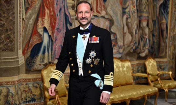 Νορβηγία: Ποιος είναι ο νέος βασιλιάς Χάακον – Τα σκάνδαλα που κλήθηκε να διαχειριστεί και η αγάπη του για το σερφ