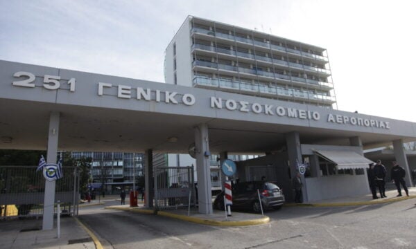Σύγκρουση ελικοπτέρων στην Ψάθα: Η ηγεσία της Πυροσβεστικής στο 251 ΓΝΑ για τους τραυματίες