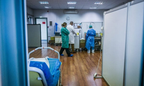 Ιός του Δυτικού Νείλου: Αύξηση κρουσμάτων στην Αττική – Μαγιορκίνης: Στο επίκεντρο Σπάτα και Μαρκόπουλο