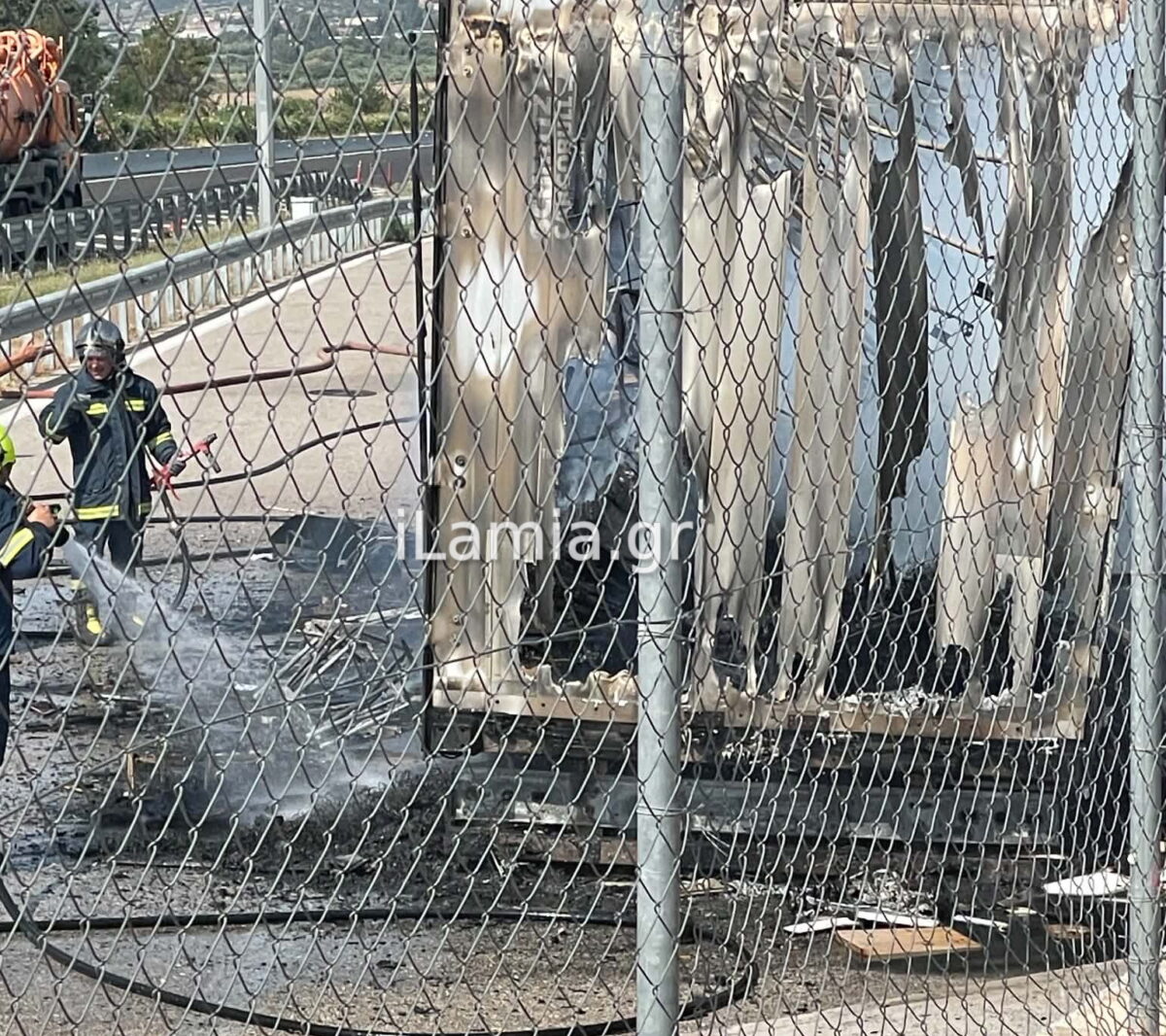 Λαμία: Φορτηγό πήρε φωτιά στη μέση της Εθνικής Οδού – Κάηκε ολοσχερώς