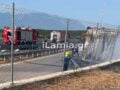 Λαμία: Φορτηγό πήρε φωτιά στη μέση της Εθνικής Οδού – Κάηκε ολοσχερώς