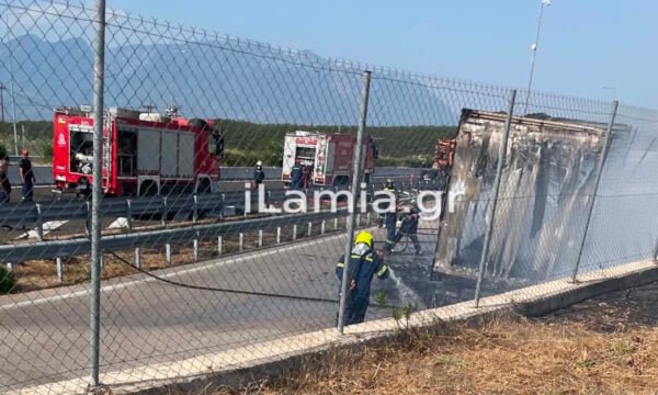 Λαμία: Φορτηγό πήρε φωτιά στη μέση της Εθνικής Οδού – Κάηκε ολοσχερώς