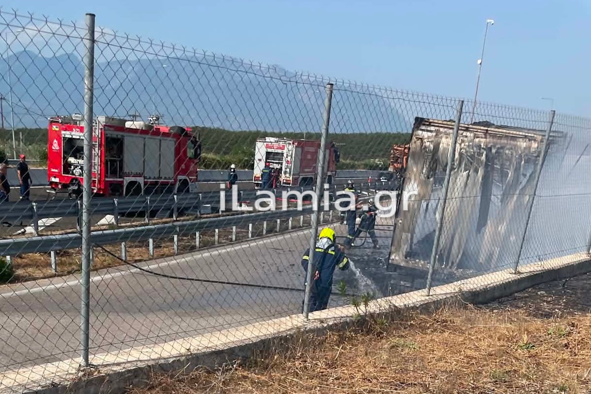 Λαμία: Φορτηγό πήρε φωτιά στη μέση της Εθνικής Οδού – Κάηκε ολοσχερώς