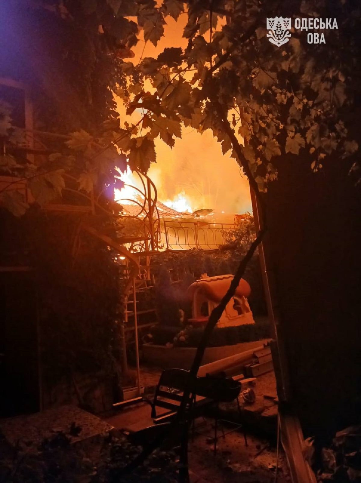 Ρωσικό σφυροκόπημα στην Οδησσό: 9 τραυματίες, κατεστραμμένα σπίτια και μπλακ άουτ 8 Φλόγες υψώνονται από κτίριο στην Οδησσό μετά τη μαζική ρωσική επίθεση με πυραύλους και drones τη νύχτα της 9ης Αυγούστου. Φωτογραφία: Στρατιωτική Διοίκηση Περιφέρειας Οδησσού (Odesa OVA)