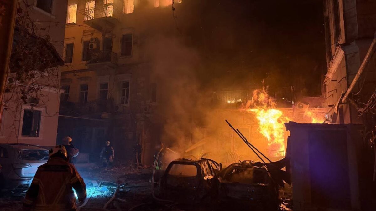 Ρωσικό σφυροκόπημα στην Οδησσό: 9 τραυματίες, κατεστραμμένα σπίτια και μπλακ άουτ 3 Ρωσικό σφυροκόπημα στην Οδησσό: 9 τραυματίες, κατεστραμμένα σπίτια και μπλακ άουτ