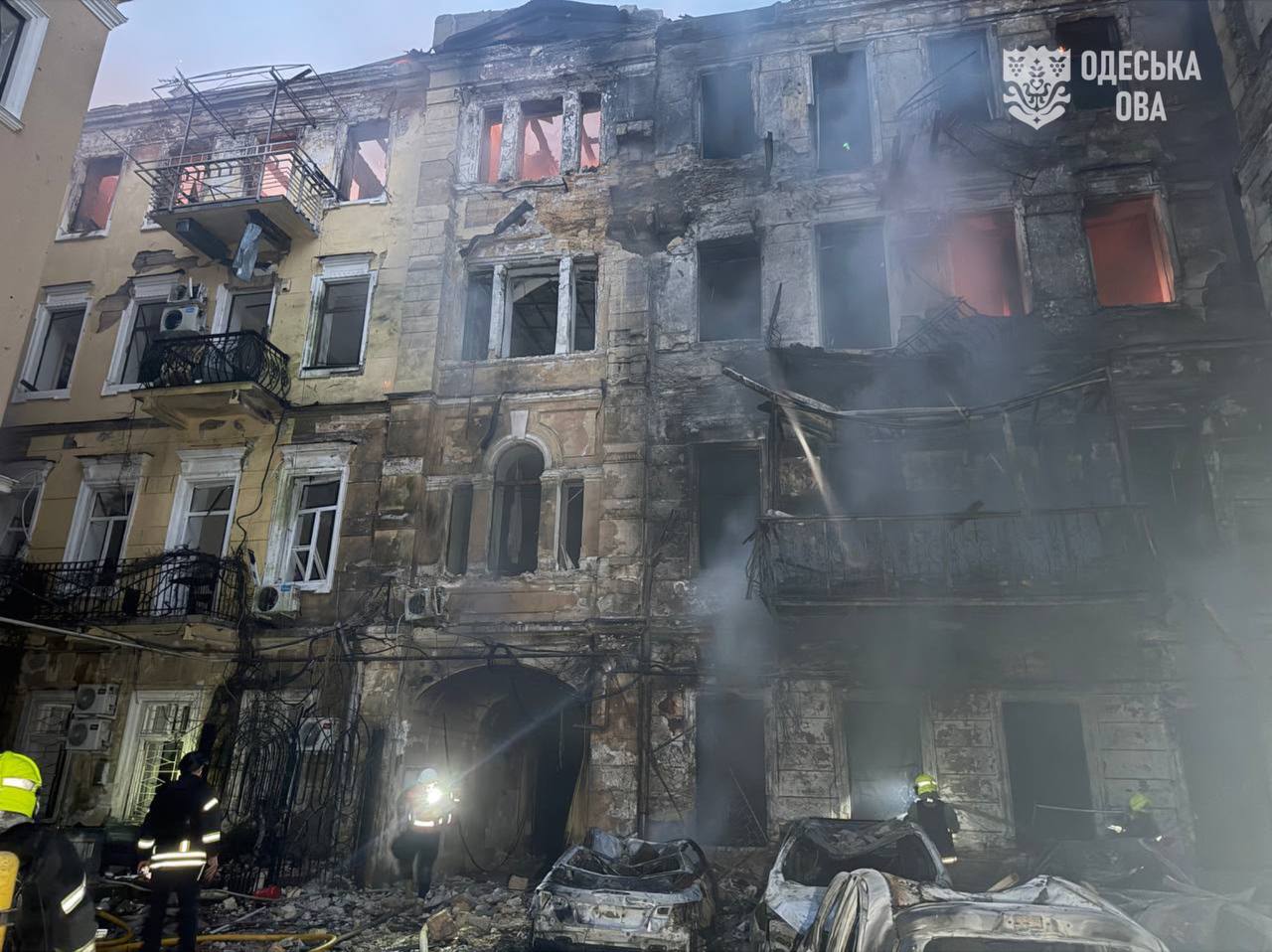 Ρωσικό σφυροκόπημα στην Οδησσό: 9 τραυματίες, κατεστραμμένα σπίτια και μπλακ άουτ 9 Εκτεταμένες ζημιές σε κτίριο κατοικιών στην Οδησσό μετά τη ρωσική επίθεση, ενώ πυροσβέστες επιχειρούν στο σημείο. Φωτογραφία: Στρατιωτική Διοίκηση Περιφέρειας Οδησσού (Odesa OVA)