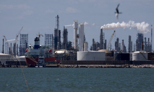 Brent κάτω από τα 80 δολάρια μετά τη συμφωνία Ιράν – Ομάν για τα Στενά του Ορμούζ