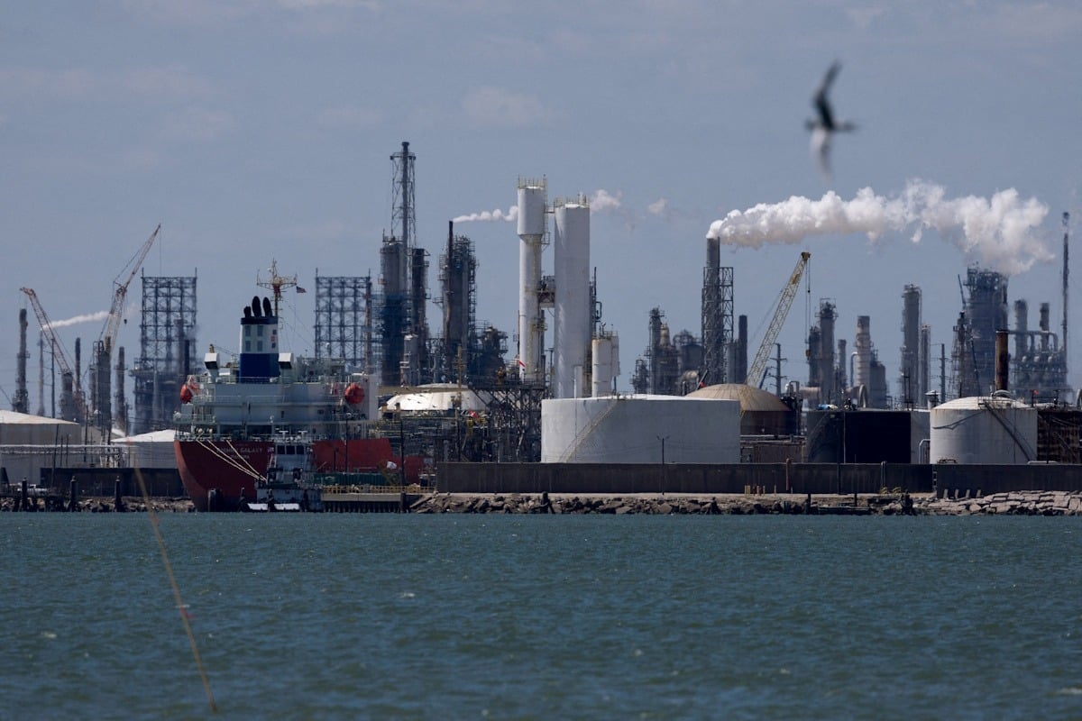 Brent κάτω από τα 80 δολάρια μετά τη συμφωνία Ιράν – Ομάν για τα Στενά του Ορμούζ