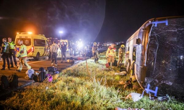 Ολλανδία: Τουριστικό λεωφορείο με Γερμανούς μαθητές συγκρούστηκε με φορτηγάκι διανομής – 20 τραυματίες