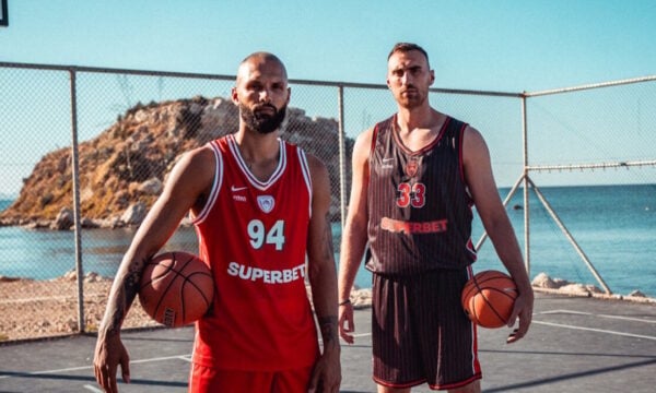 Αυτές είναι οι νέες ρετρό φανέλες του Ολυμπιακού που «γκρέμισαν» το ηλεκτρονικό κατάστημα
