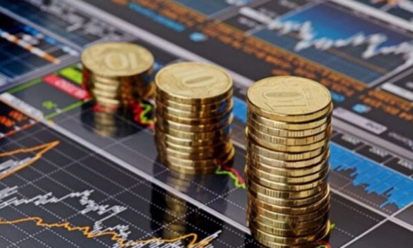 Ανθεκτικά τα ελληνικά ομόλογα: Διατήρηση πρωτογενών πλεονασμάτων και μείωση χρέους