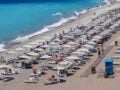 Χαλκιδική: Τοποθέτησαν ξανά τις 100 ομπρέλες στην παραλία που είχε ξηλώσει ο δήμος Πολυγύρου