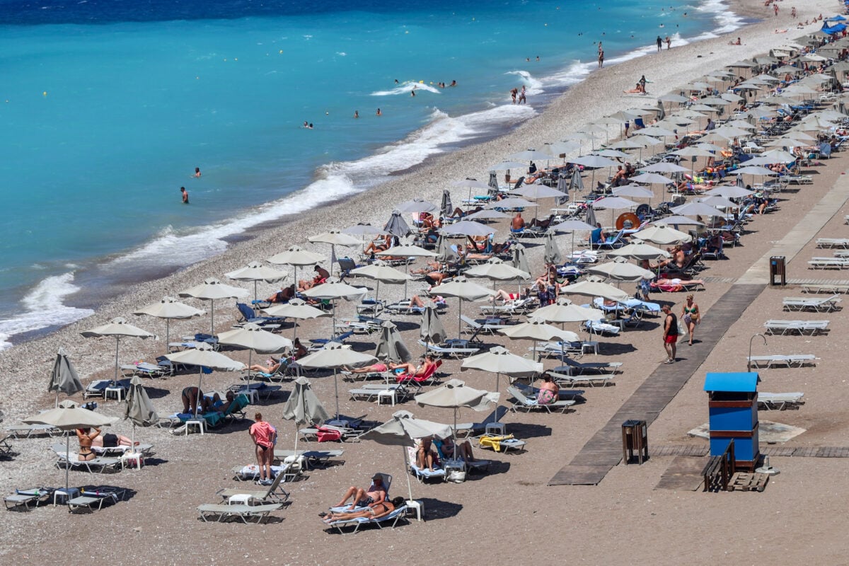 Χαλκιδική: Τοποθέτησαν ξανά τις 100 ομπρέλες στην παραλία που είχε ξηλώσει ο δήμος Πολυγύρου